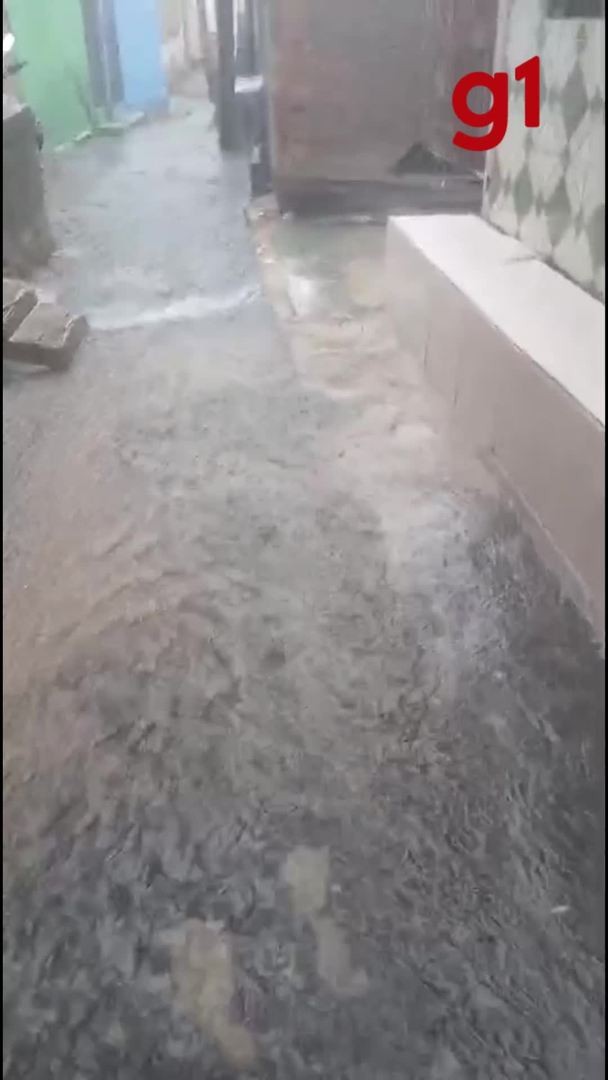 VÍDEOS: chuvas causam transtornos em diversos bairros de Maceió