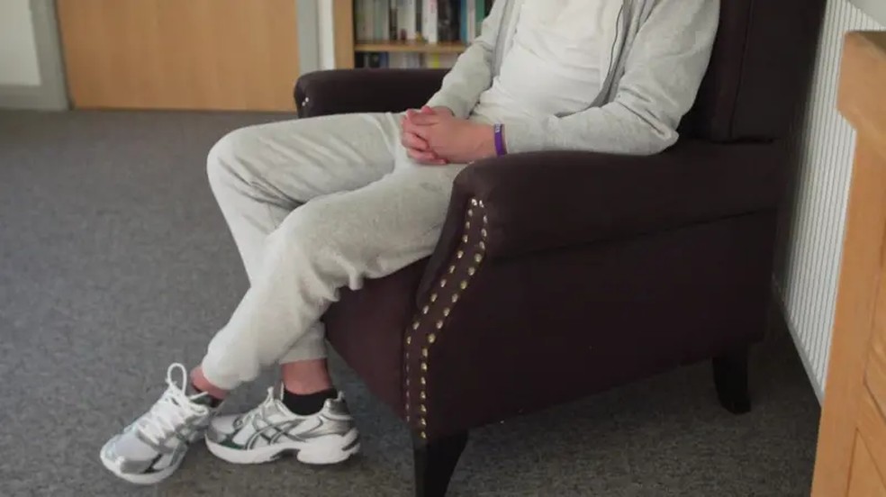 O consumo de cocaína e cetamina em "grandes quantidades" mudou a aparência de Mark, afetando sua autoconfiança e sua saúde física — Foto: BBC