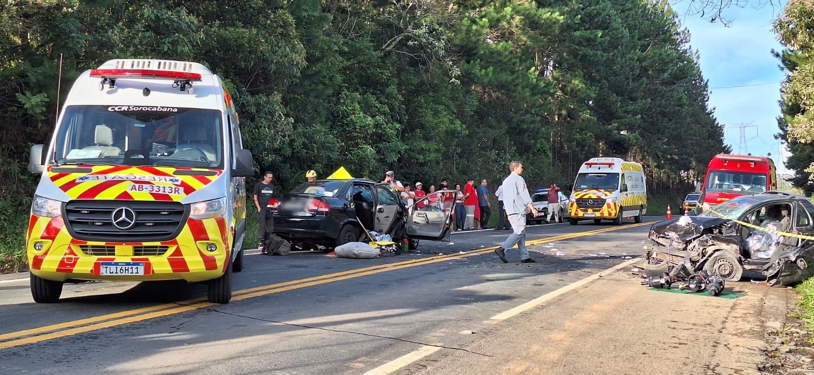 Acidente entre caminhonete e carro deixa um morto e feridos graves em rodovia de Piedade 