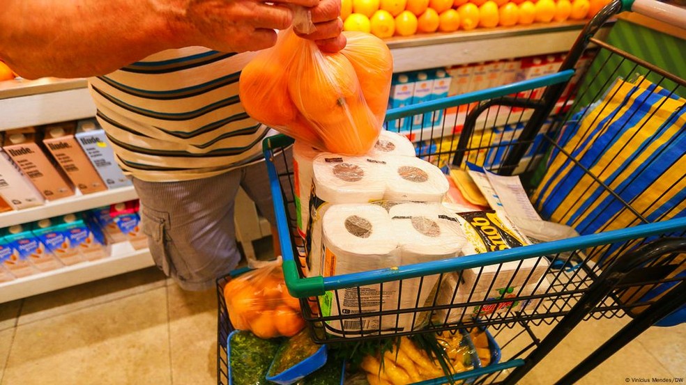 Luiz Benedito passou a comprar os produtos mais baratos — Foto: Vinícius Mendes/DW