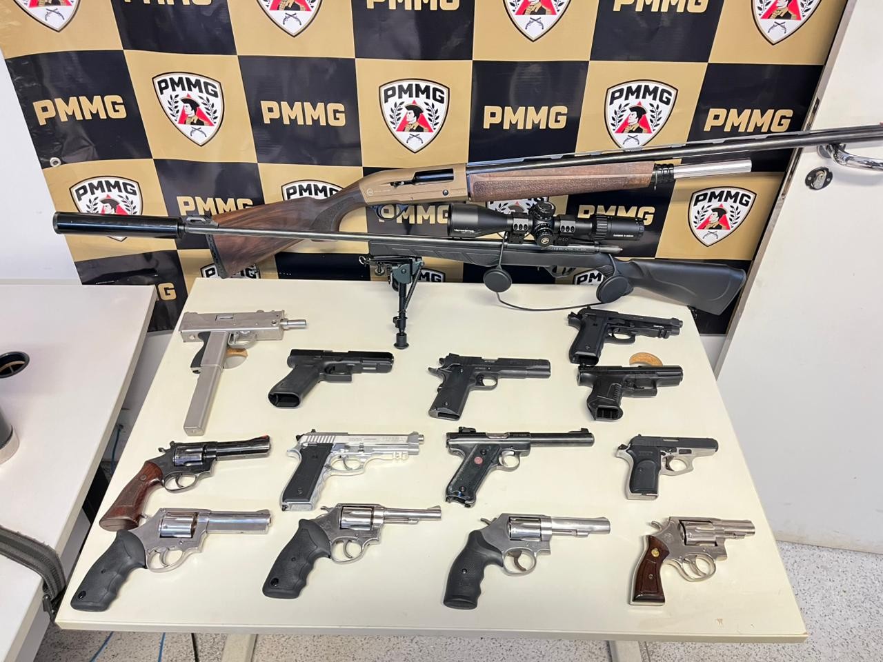 Arsenal com rifle, submetralhadora artesanal e pistolas é apreendido após denúncia de comércio ilegal em MG