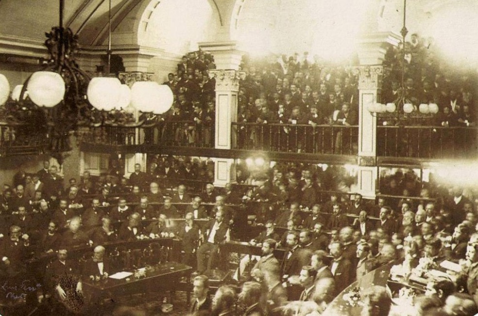 Senadores votam a abolição da escravatura, em maio de 1888, observados por uma multidão. — Foto: Antônio Luiz Ferreira/Agência Senado