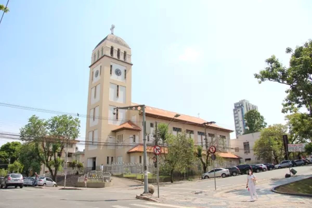 Fiel morre ao cair em escadaria de igreja após missa em Divinópolis