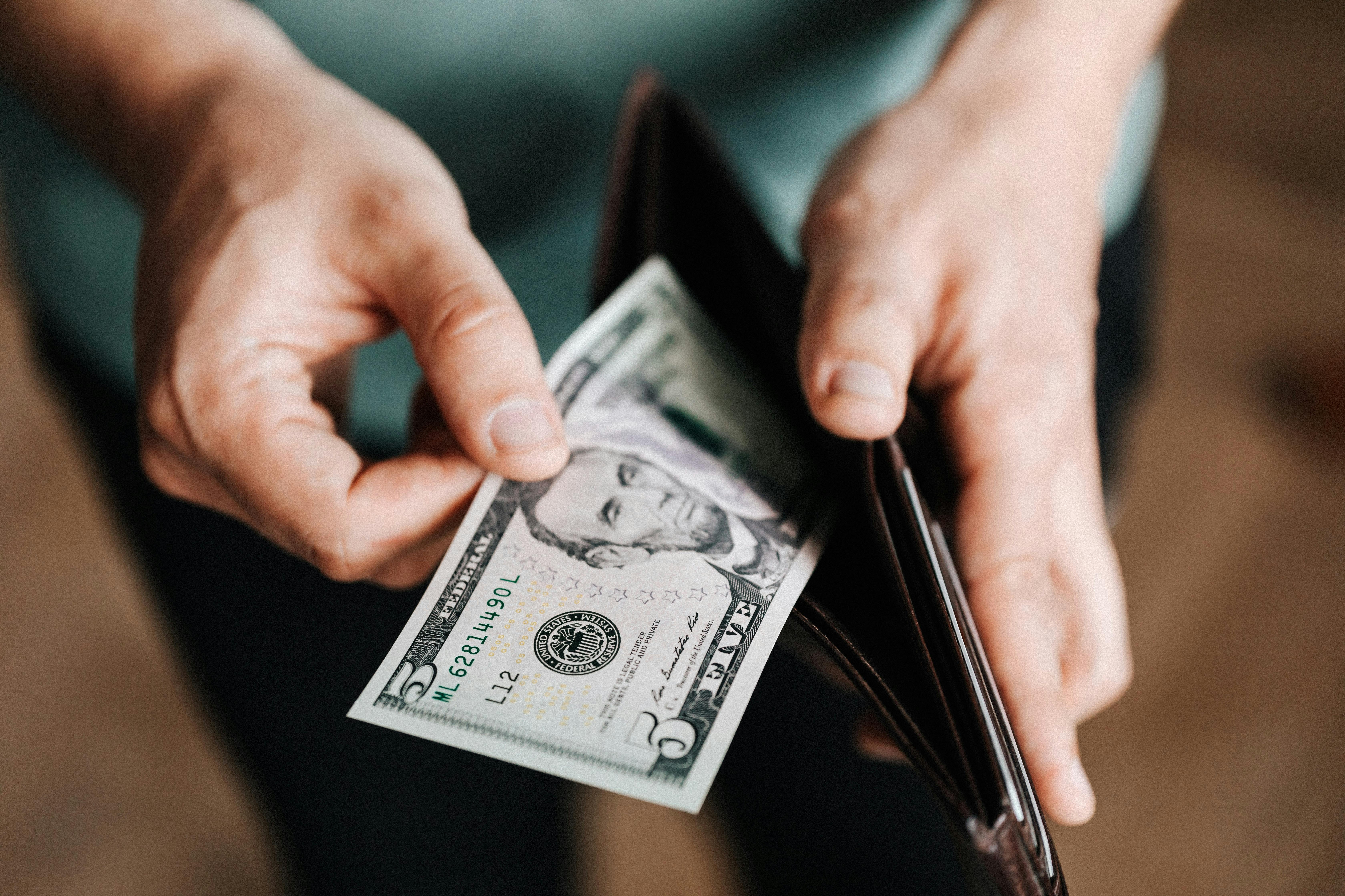 Dólar cae a R$ 5,15 y petróleo baja 3,44% por tensiones en Medio Oriente