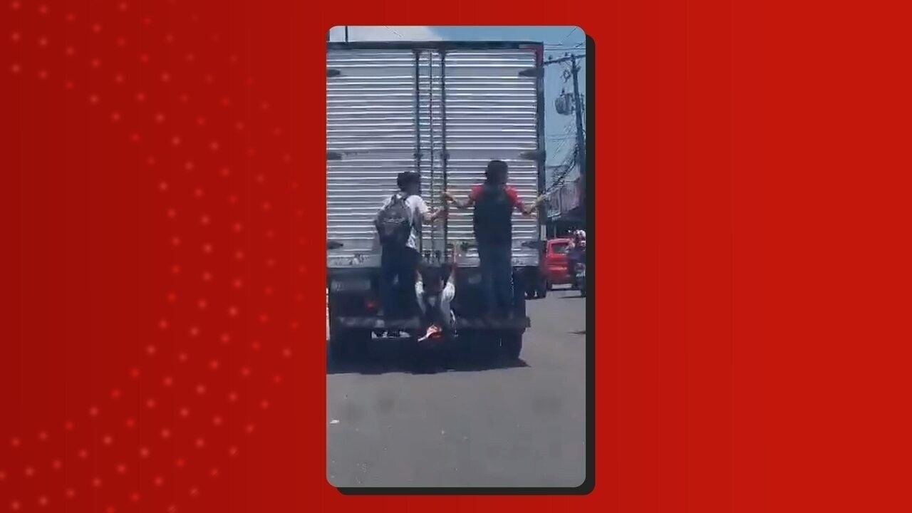 Adolescentes são flagrados pegando carona pendurados em traseira de caminhão em Manaus; VÍDEO