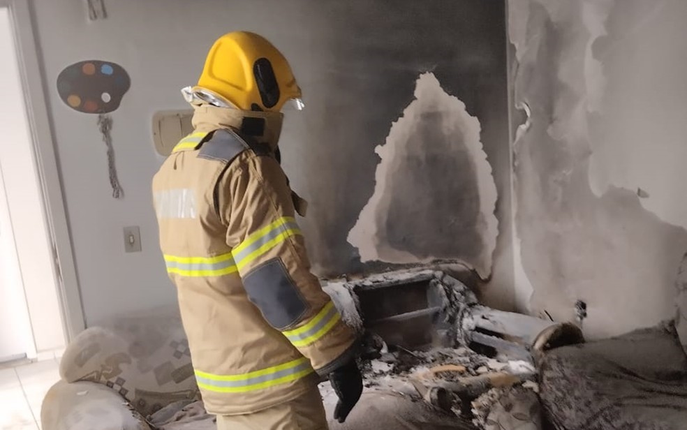 Celular explode e incendeia casa e homem fica intoxicado por conta fumaça, em Poços de Caldas, MG — Foto: Corpo de Bombeiros