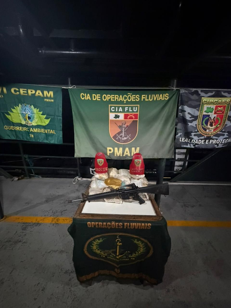 Homem é preso com 28 tabletes de drogas, fuzil e lancha blindada no interior do AM