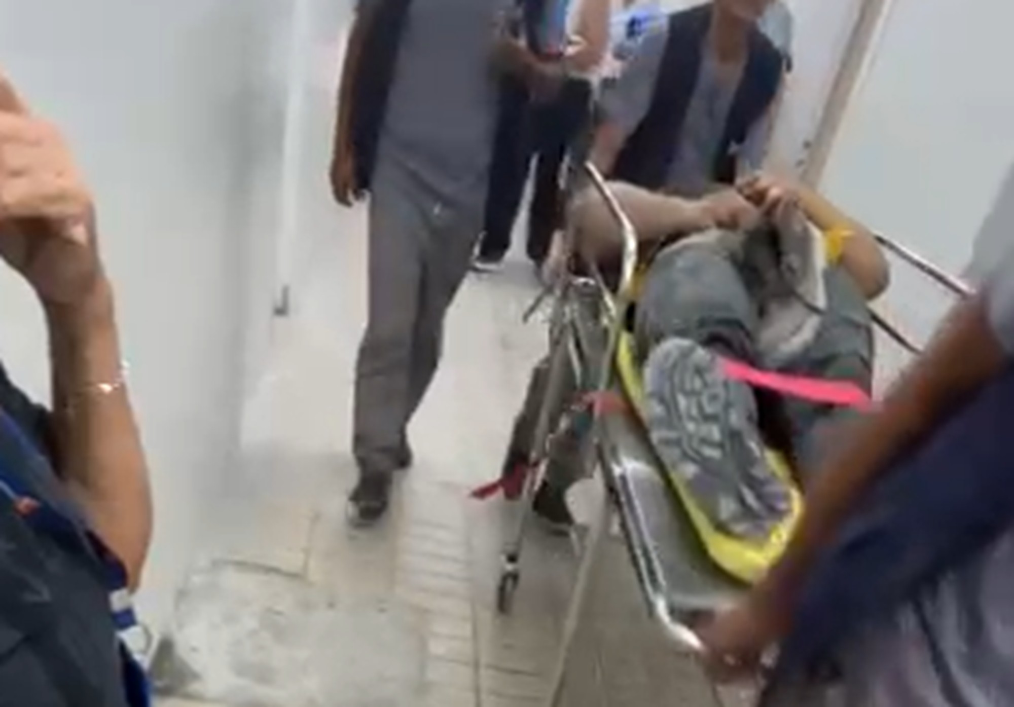 Parede cai e deixa trabalhador ferido em obra no Hospital da Restauração