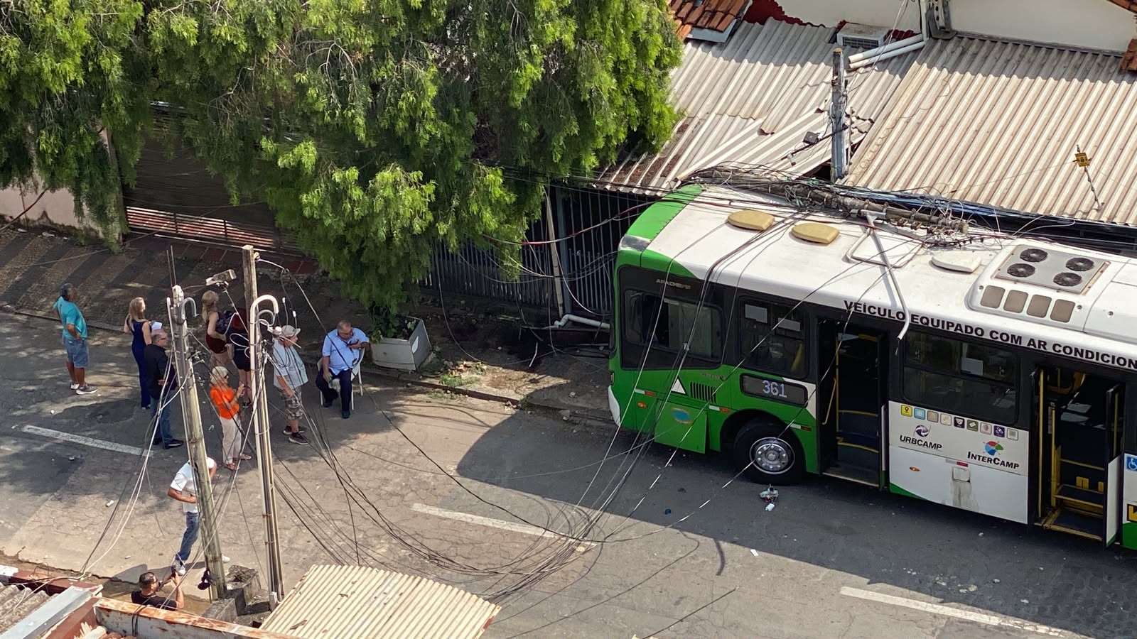 Ônibus bate em poste e deixa moradores sem energia na Vila Itapura, em Campinas