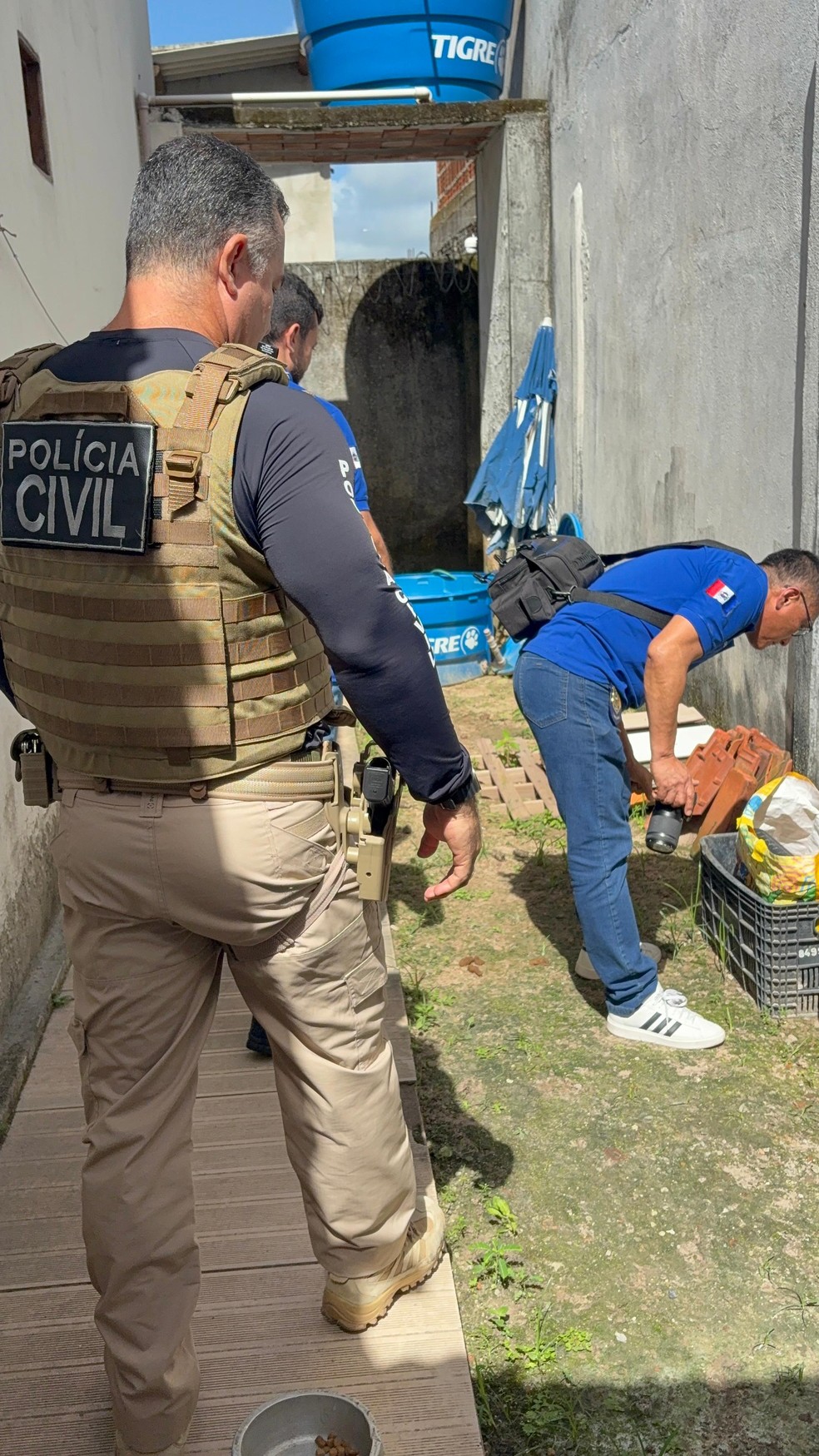 Policiais e agentes da Vigilância Sanitária fizeram varredura no local — Foto: Ascom/ PC-AL
