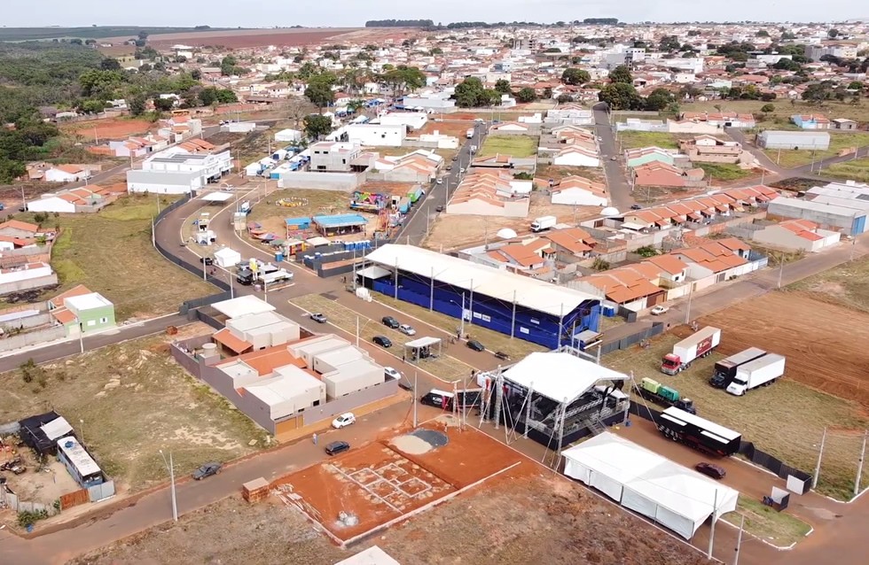 Bebê acorda, vai sozinho até a piscina de casa e morre afogado em Iraí de Minas