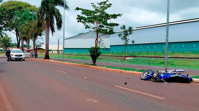 Adolescente morre após bater moto contra árvore no interior de SP