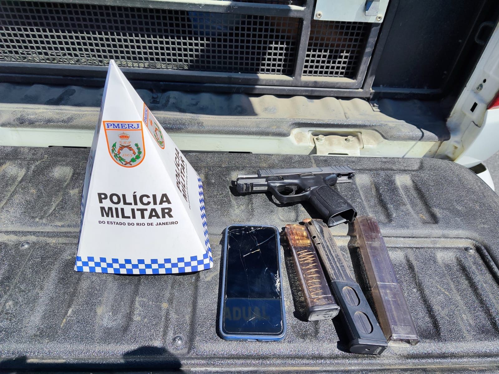 Confronto entre milicianos em plena luz do dia em praça de Seropédica deixa um morto e dois presos
