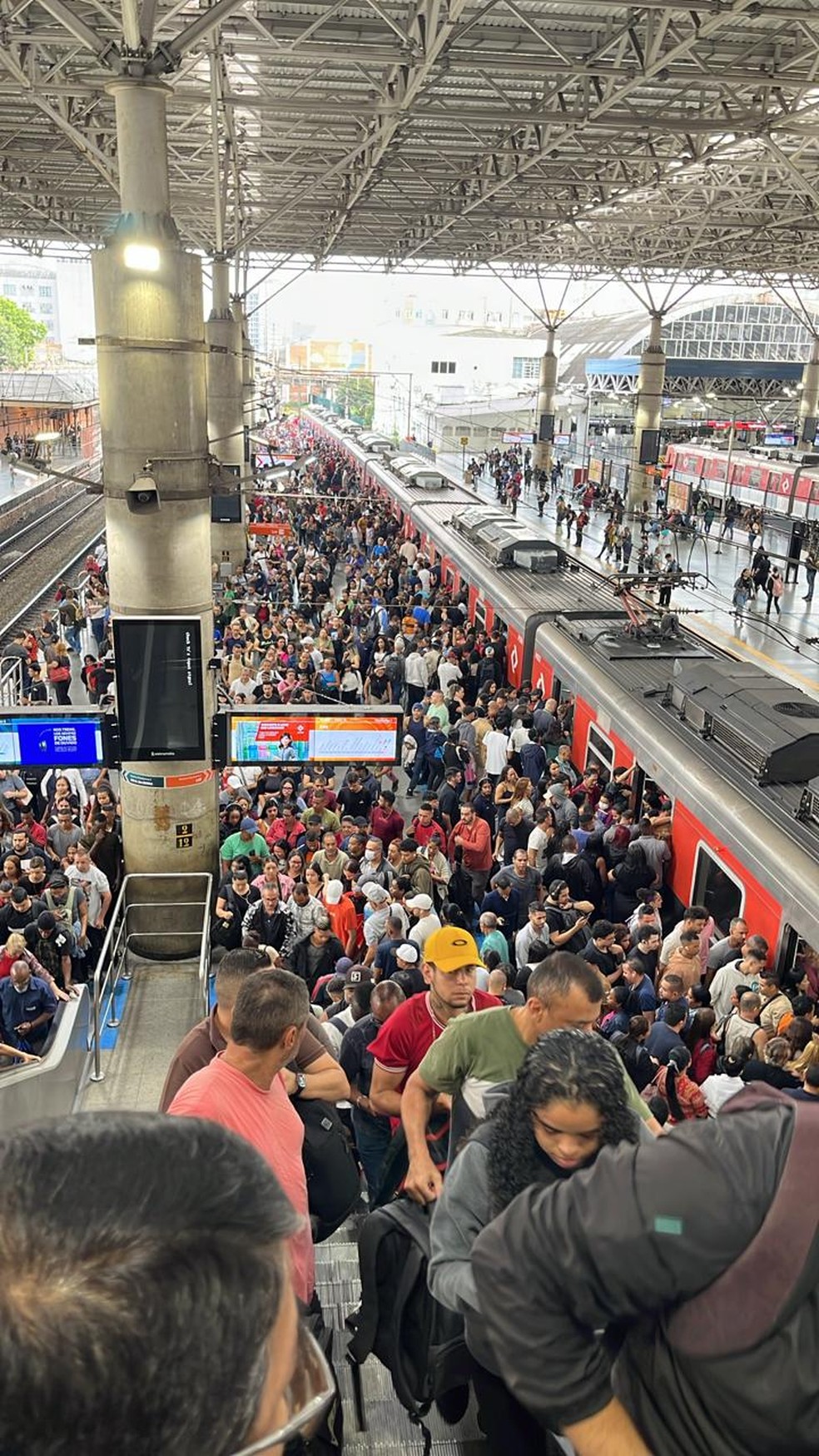 Falha de sinalização na Linha 11-Coral da CPTM prejudica a circulação de trens na manhã desta segunda-feira (24). — Foto: Acervo pessoal