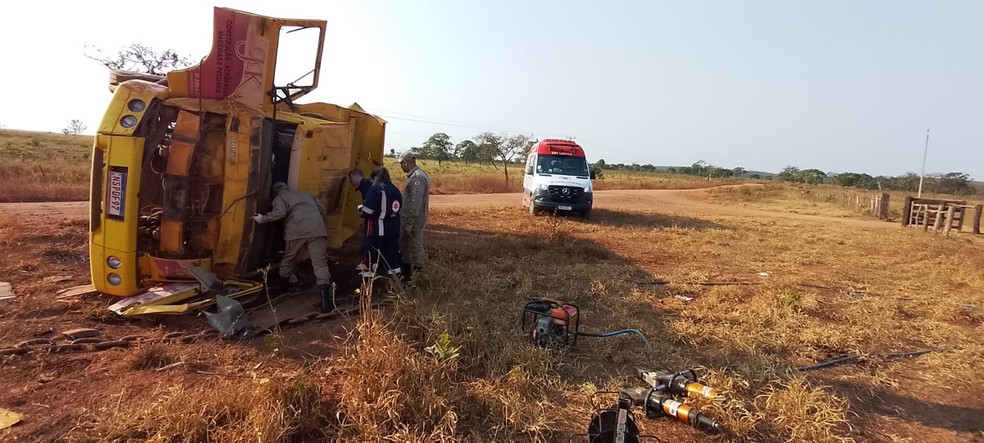 Bombeiros retiraram a vítima presa na cabine do caminhão — Foto: Corpo de Bombeiros