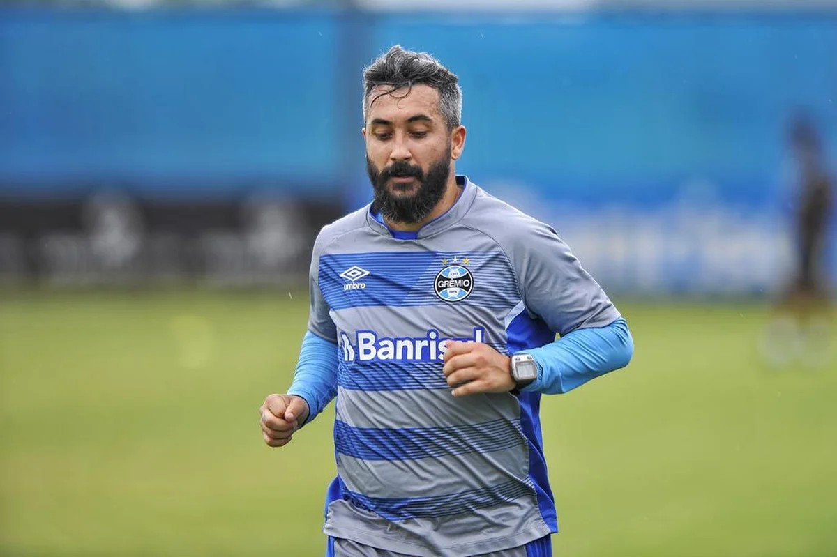 Ex-Grêmio e Corinthians, Douglas dos Santos tem prisão decretada por dever pensão alimentícia
