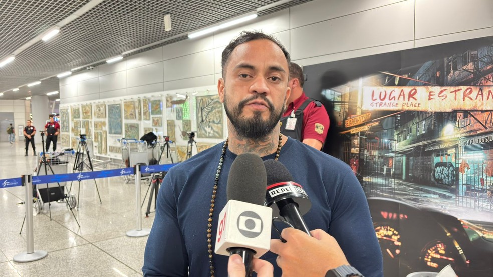 Deportado dos EUA chega ao aeroporto internacional de BH — Foto: Pedro Cunha - TV Globo