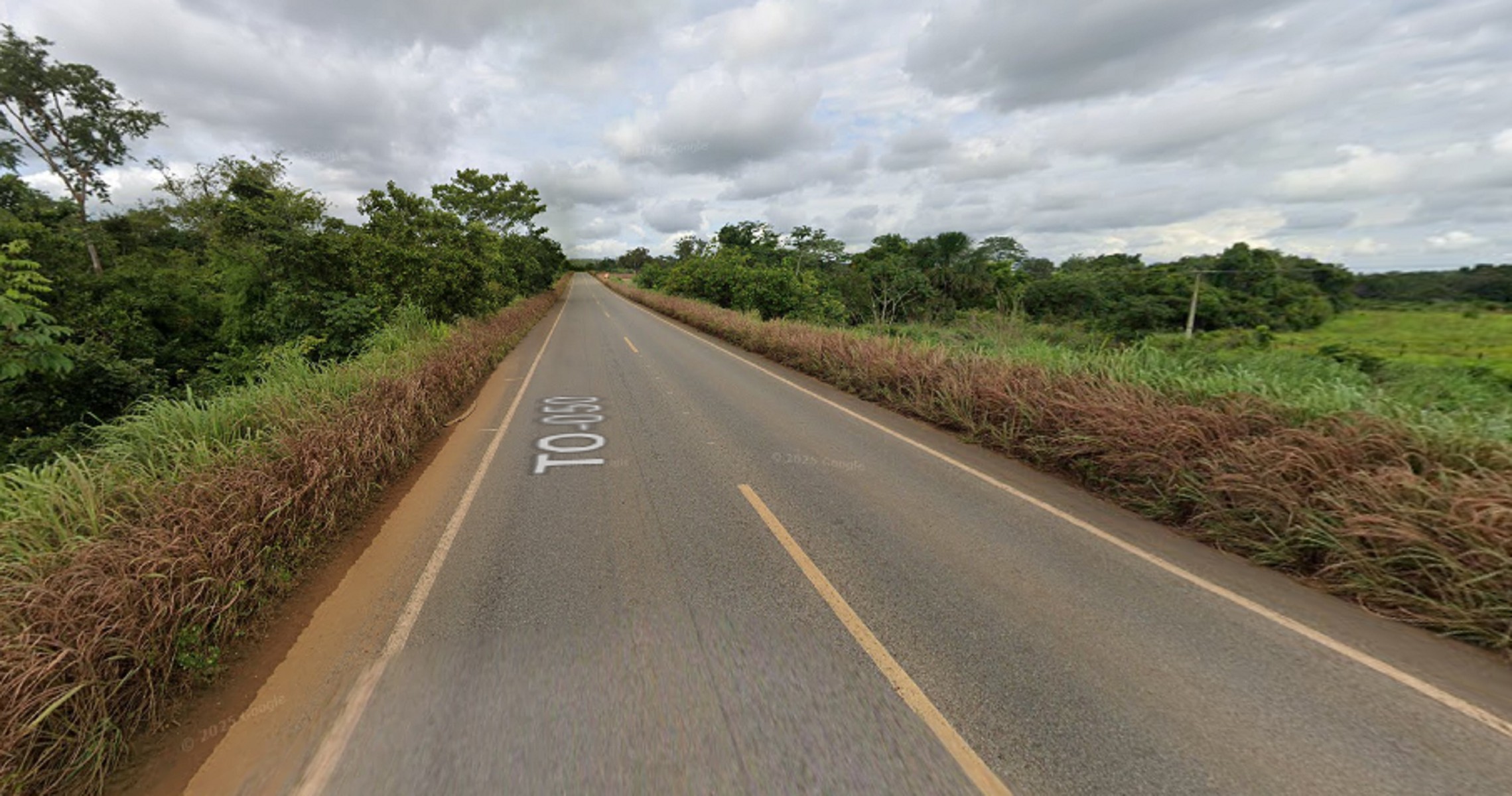 Homem e mulher morrem após carro sair da pista e bater em árvore na TO-050