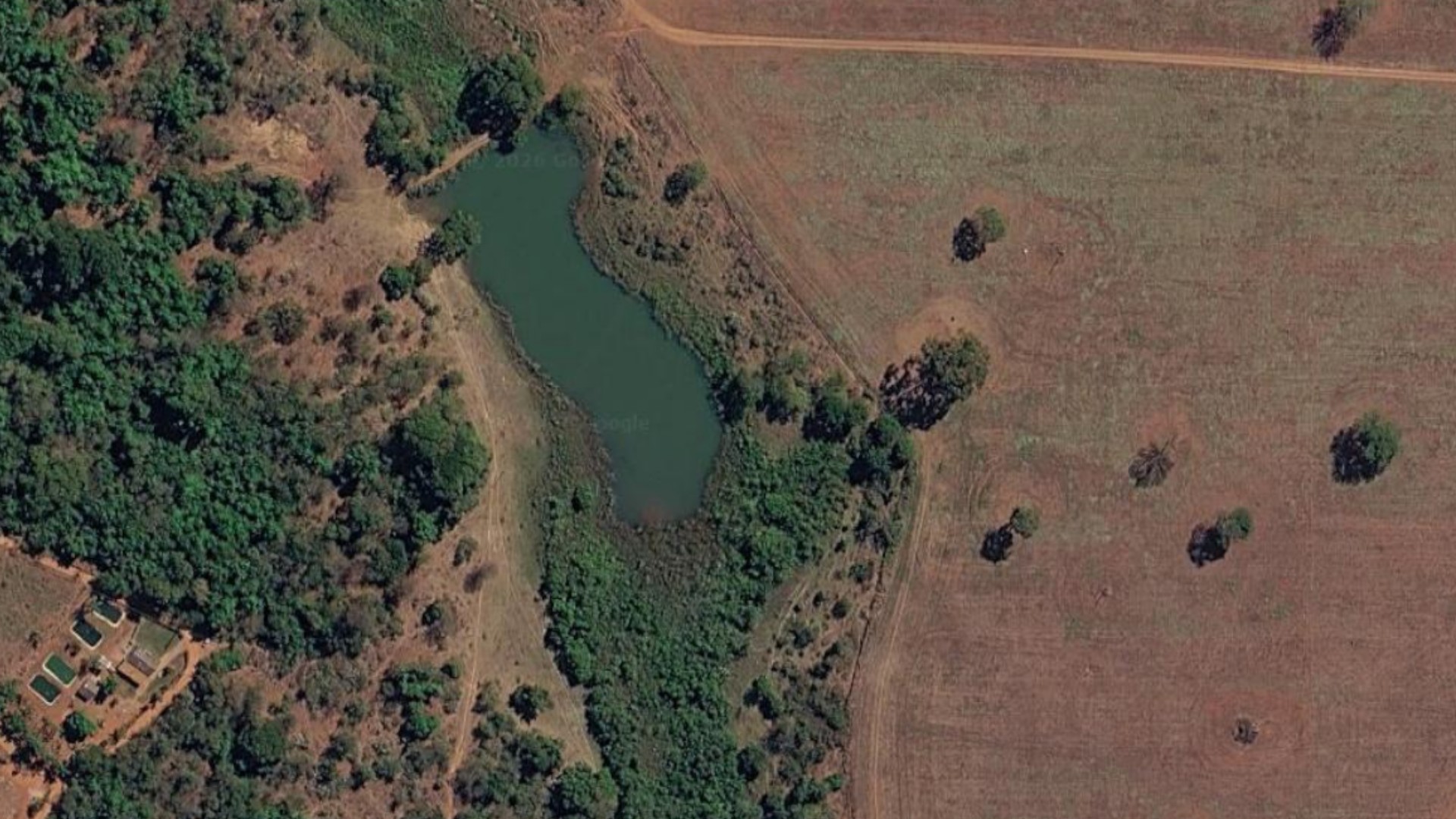Homem e adolescente morrem após se afogarem em lago, em Trindade