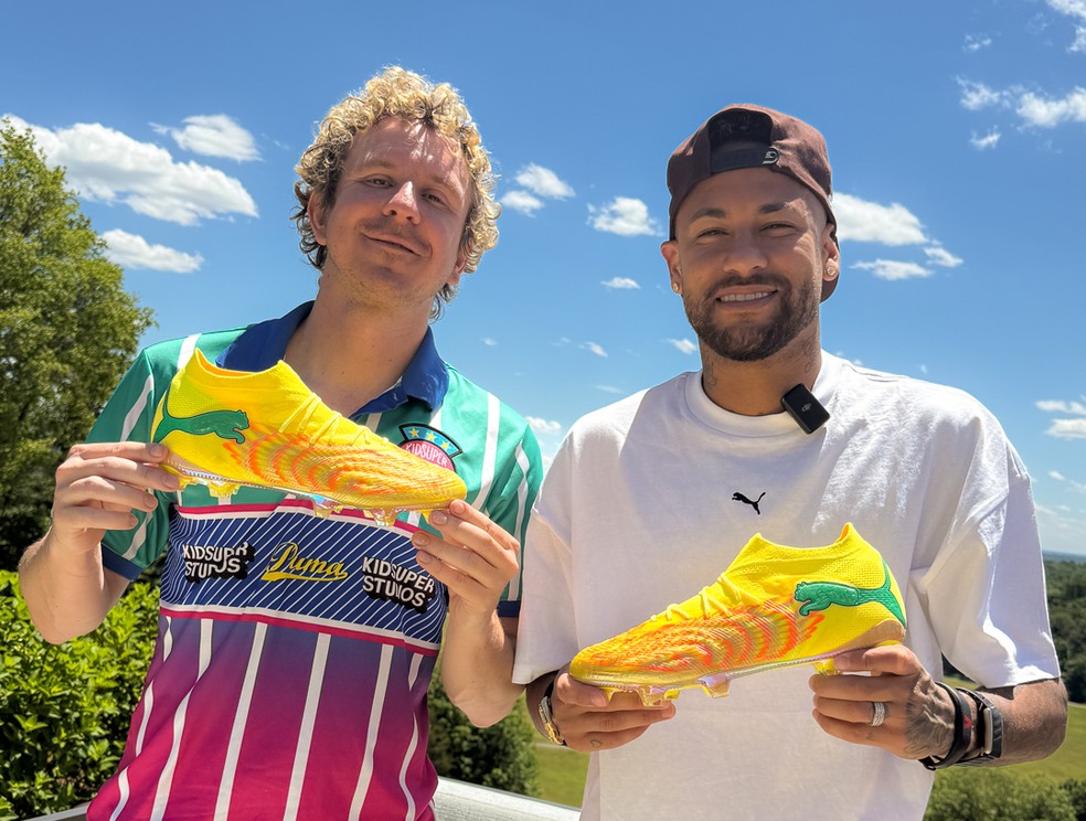 Neymar Jr. mostra nova chuteira da Puma ao lado do designer KidSuper — Foto: Puma/Divulgação