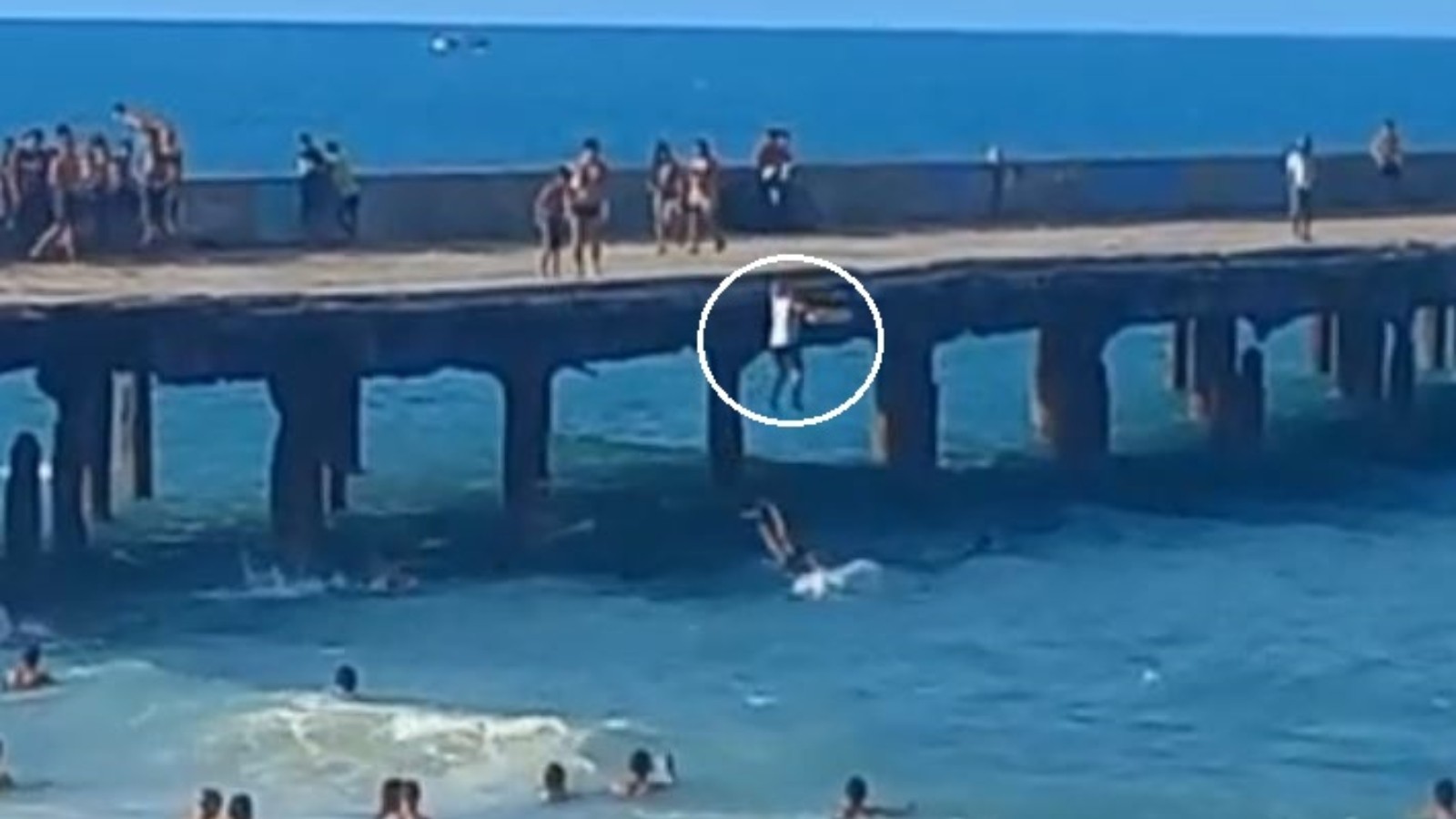 Banhistas arrastados por correnteza do mar são resgatados por guarda-vidas em Fortaleza; vídeo