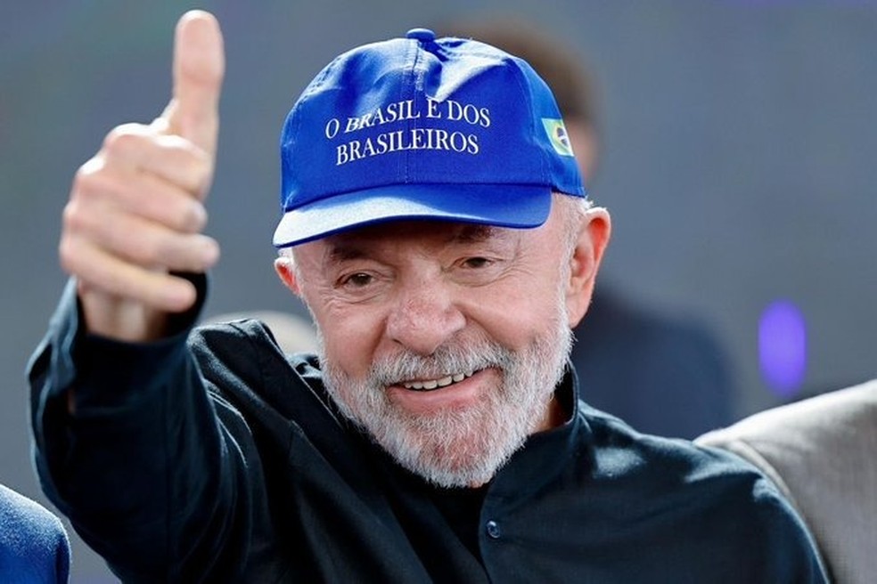 O presidente Lula voltou a usar boné com a inscrição 'O Brasil é dos Brasileiros' — Foto: Reprodução/X