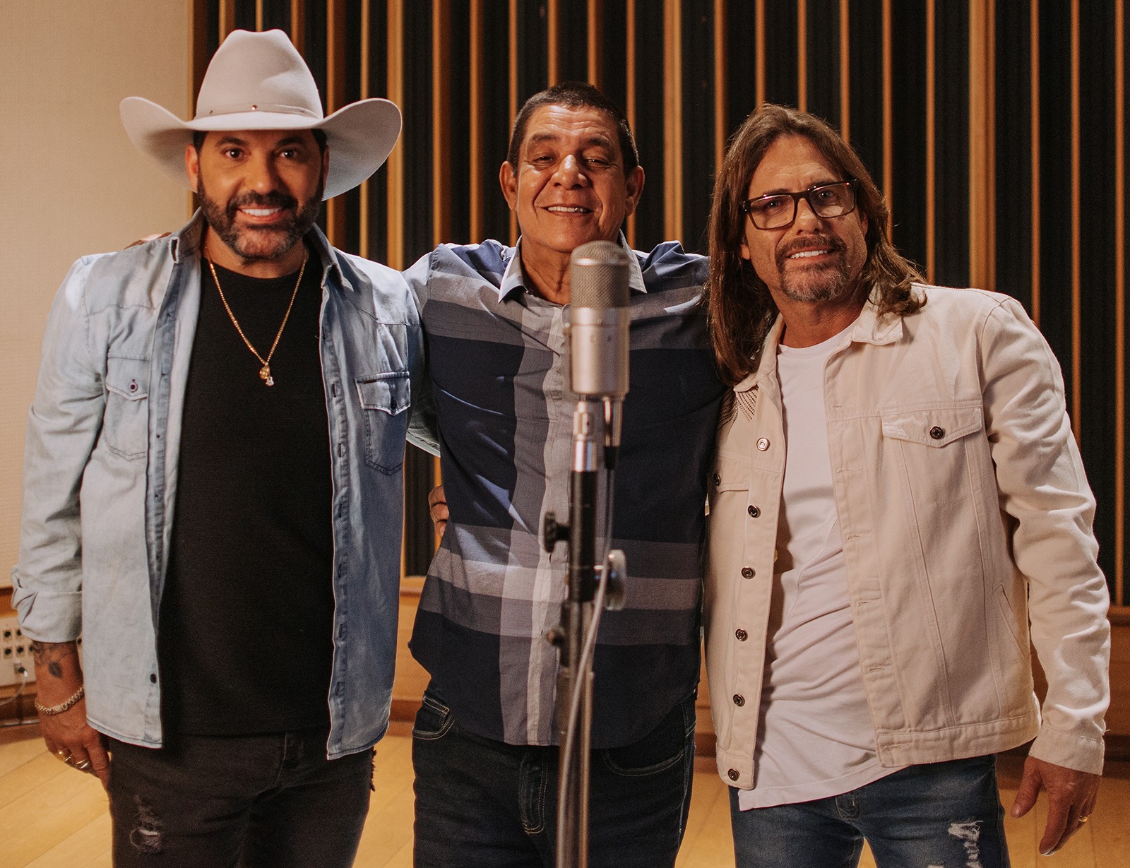 Dupla sertaneja Edson & Hudson cai no samba com Zeca Pagodinho e fluência, mas sem um traço de originalidade…