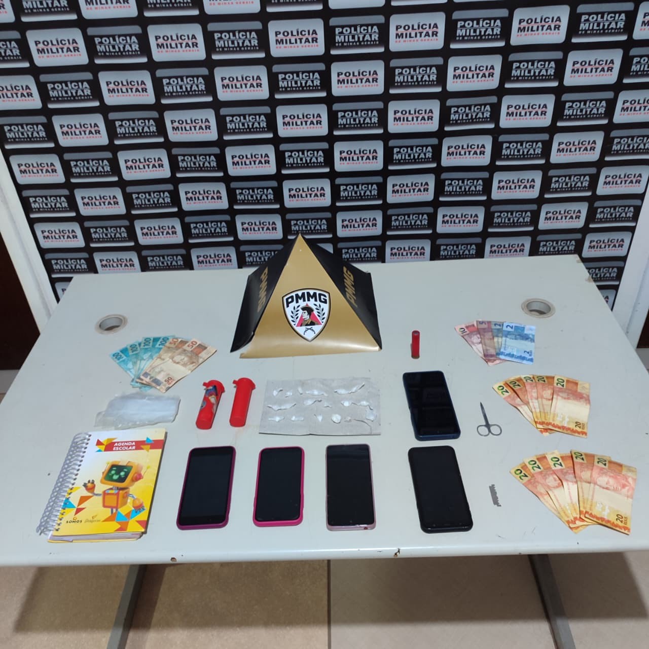 Drogas são apreendidas em caixa de fósforo, fogão e calha de telhado no Norte de MG; 5 foram detidos