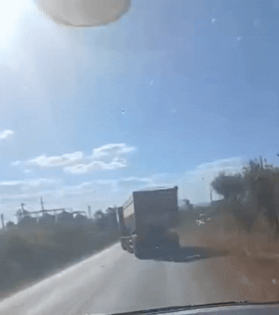 Carreta carregada de milho tomba após motorista tentar ultrapassagem na BR-010; VÍDEO
