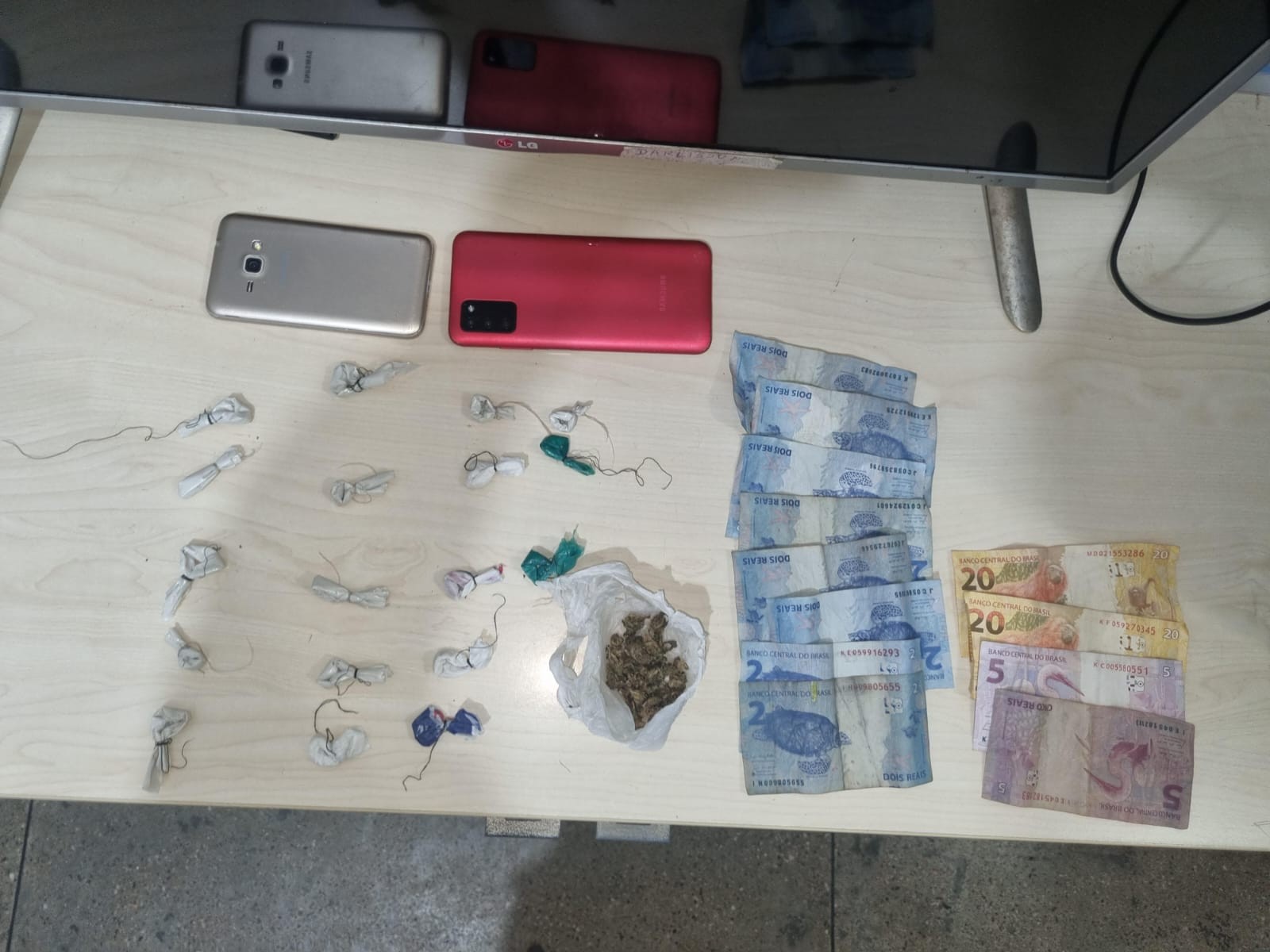 Jovem pula no rio para fugir da polícia e é preso com pedras de crack e maconha em Santarém