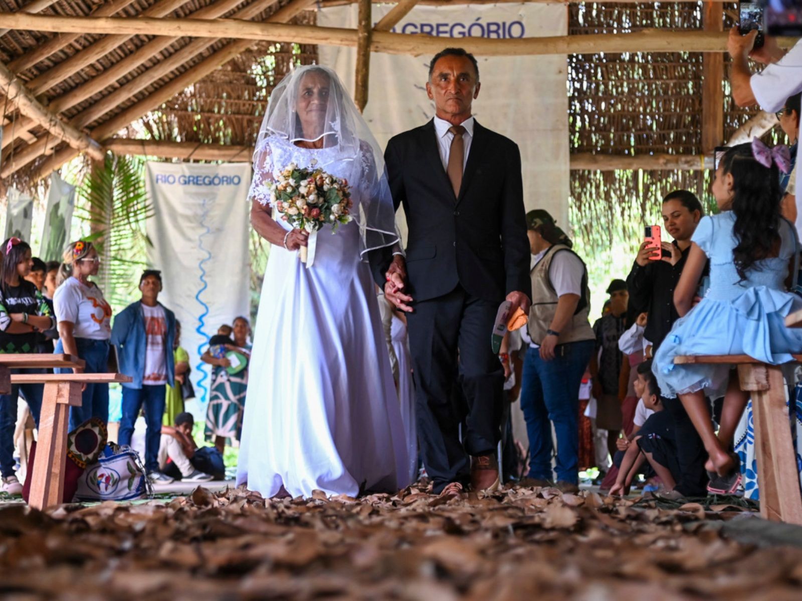 Casal ribeirinho oficializa união na mesma cerimônia que os três filhos no Acre: 'Sonho'