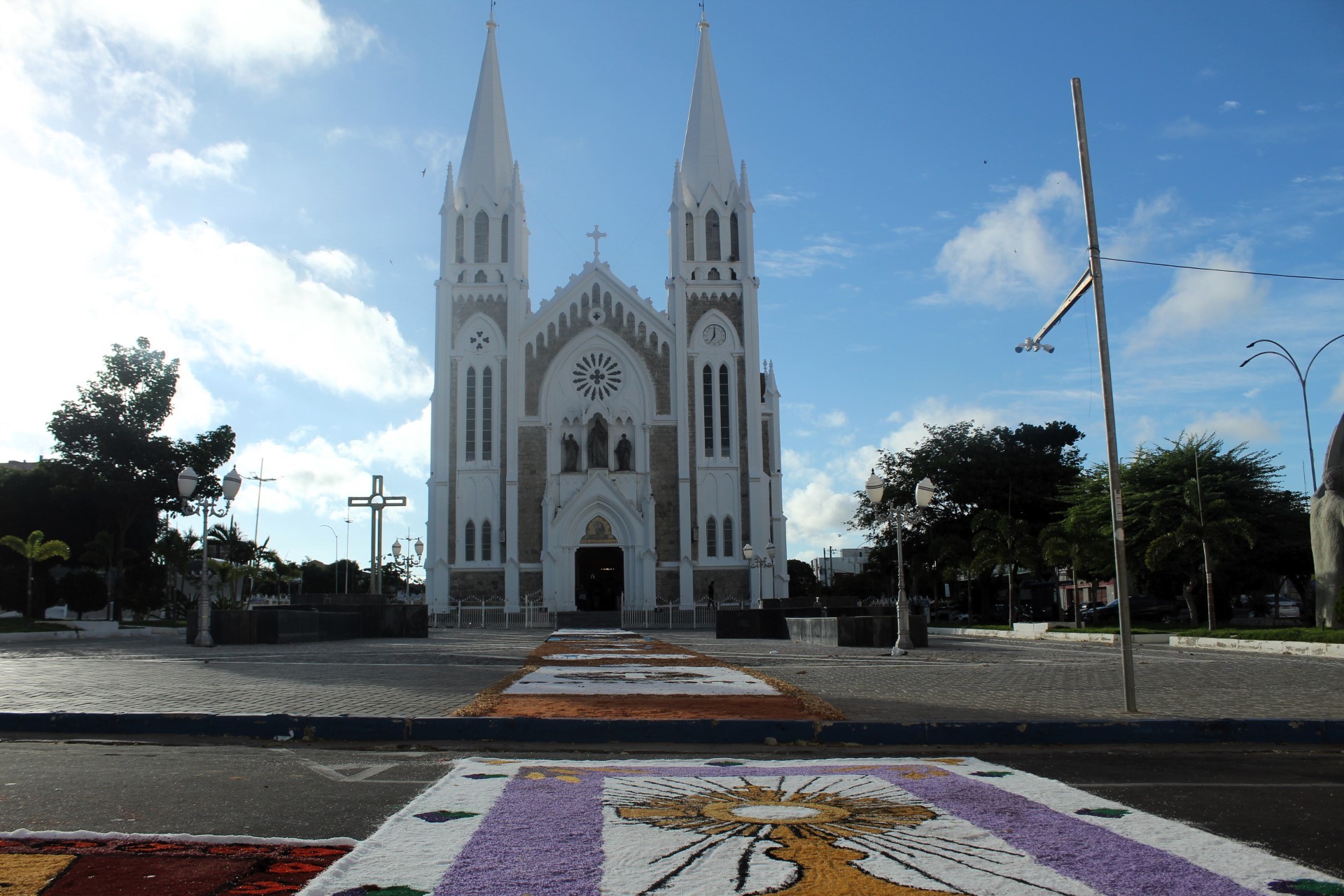 Tapetes de Corpus Christi colorem as ruas do Centro de Petrolina
