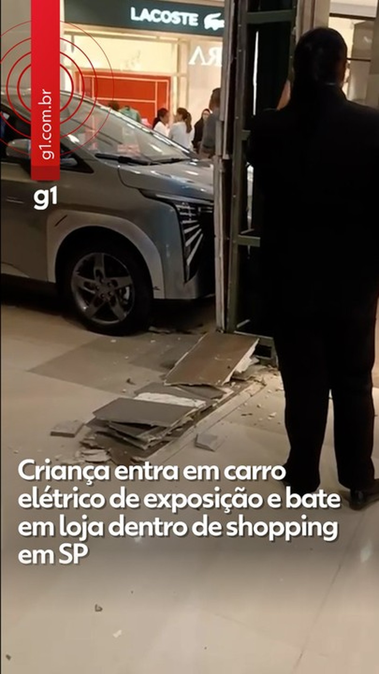 VÍDEO: criança bate carro elétrico de R$ 175 mil que estava exposto dentro de shopping em SP; loja de joias foi atingida