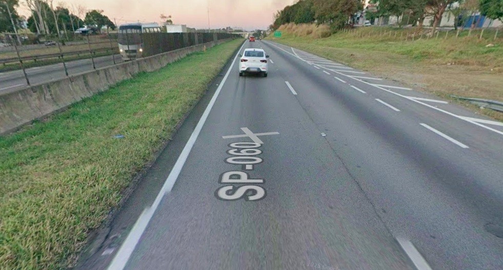 Carros capotam após acidente na rodovia Presidente Dutra em São José dos Campos