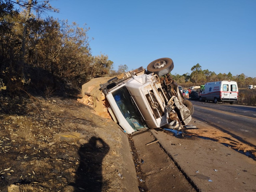 Caminhão se envolveu no acidnete que deixou três mortos na BR-262 em Córrego Danta — Foto: PRF/ Divulgação