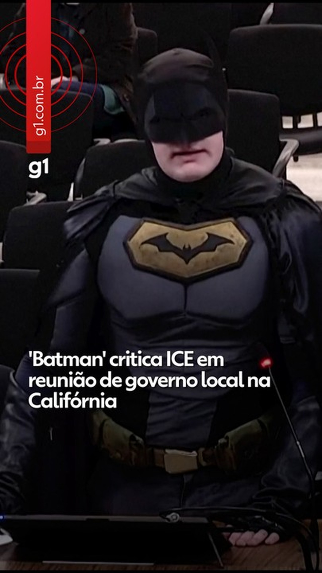 VÍDEO: Homem fantasiado de Batman 'invade' prefeitura na Califórnia para protesta contra ICE