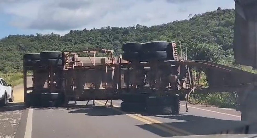 Dois caminhões carregados de soja tombam na BR-222, no Maranhão — Foto: Divulgação