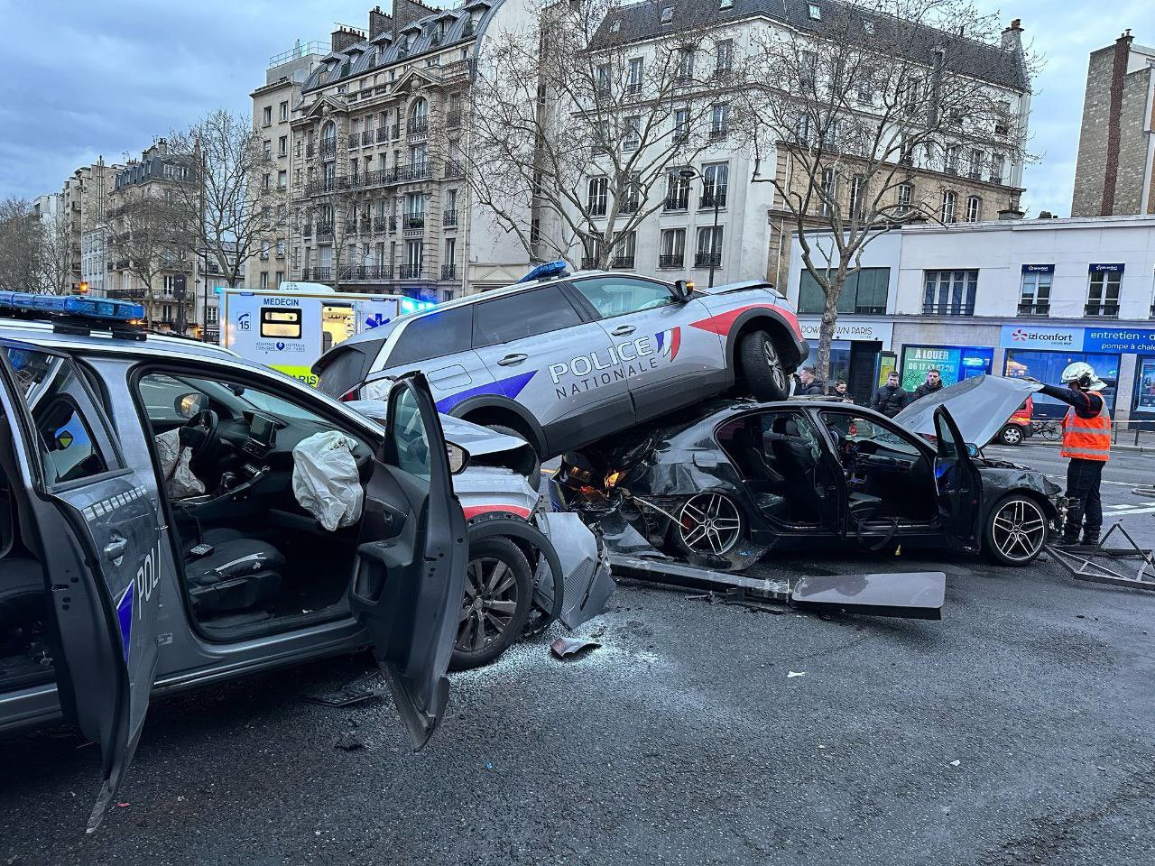 Perseguição policial termina em acidente grave com feridos em Paris; VÍDEO