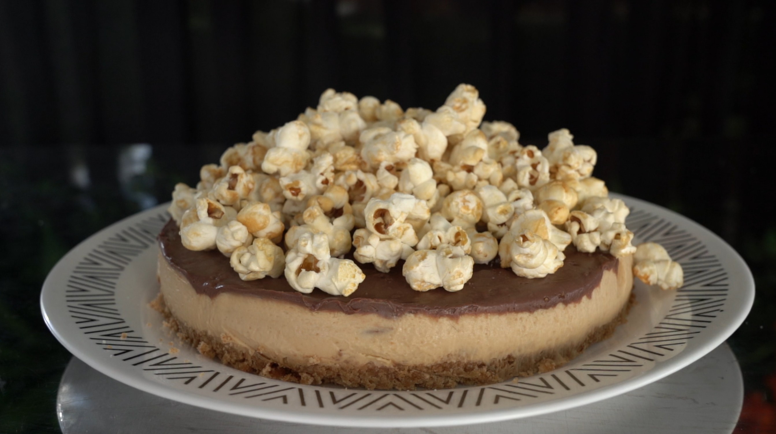 Hora do Rancho: aprenda a fazer torta de chocolate com marolo e pipoca