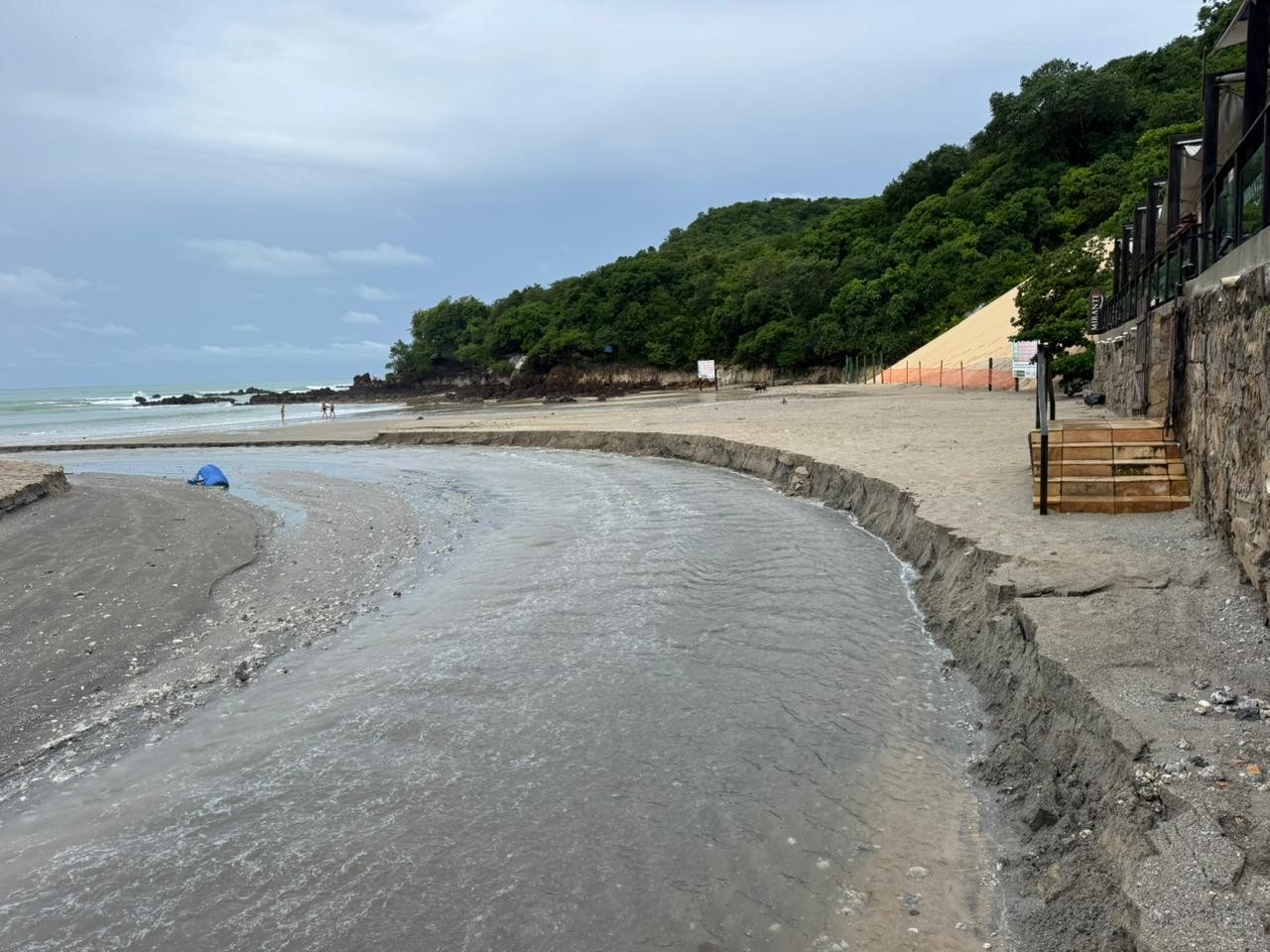 Chuva forte abre nova 'vala' na faixa de areia da praia de Ponta Negra em Natal