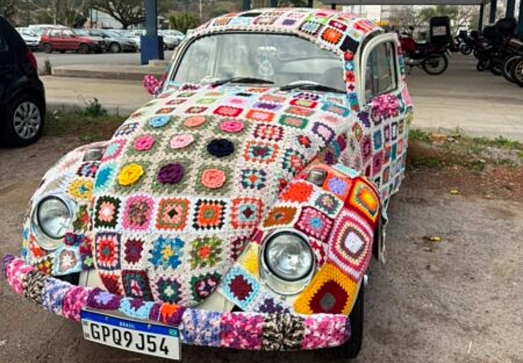 Fusca crochetado é a nova atração de feira de artesanato de Poços de Caldas, MG