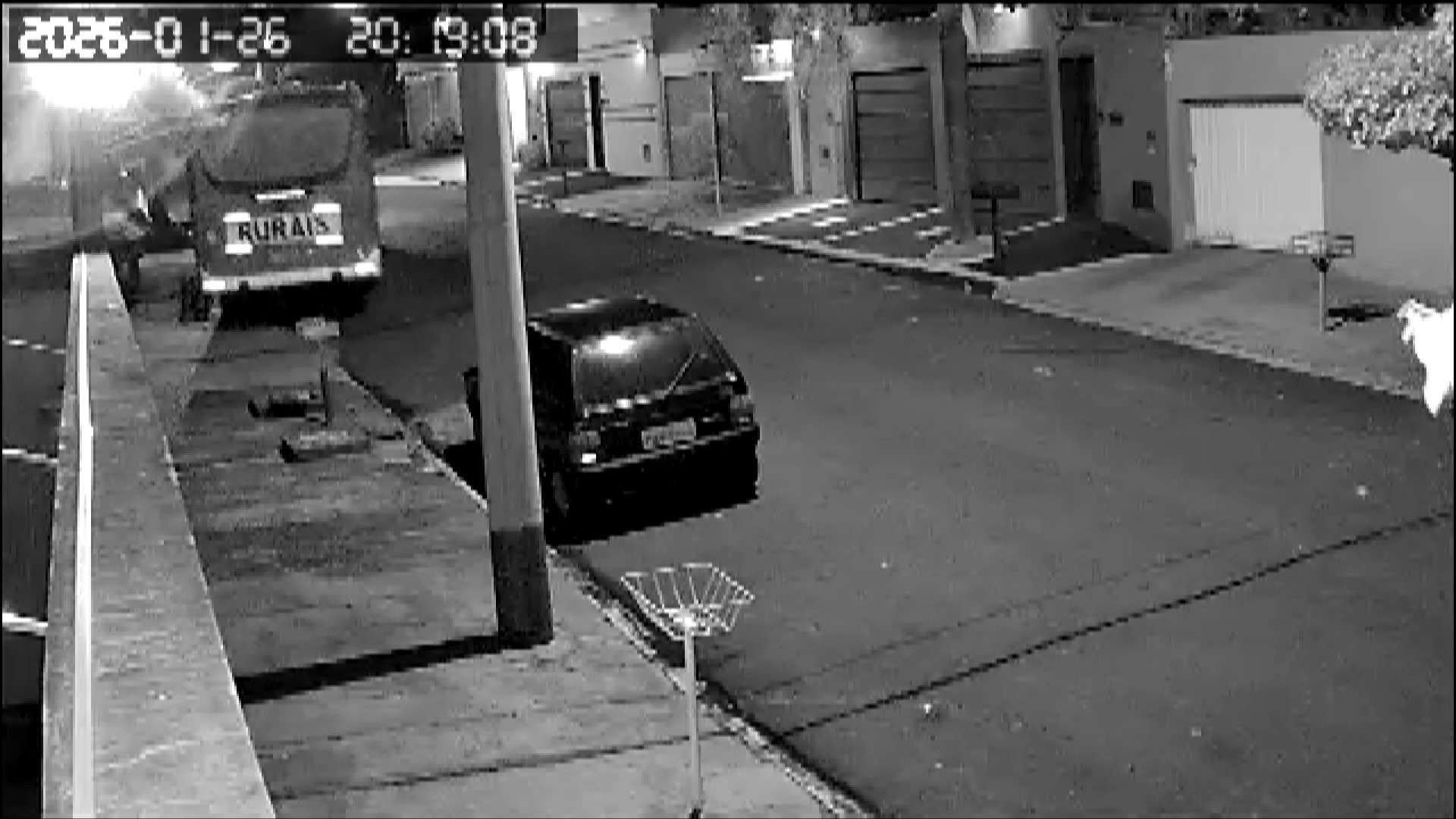 Ônibus desgovernado desce avenida de ré, invade calçada e atinge carro em Guariba; VÍDEO