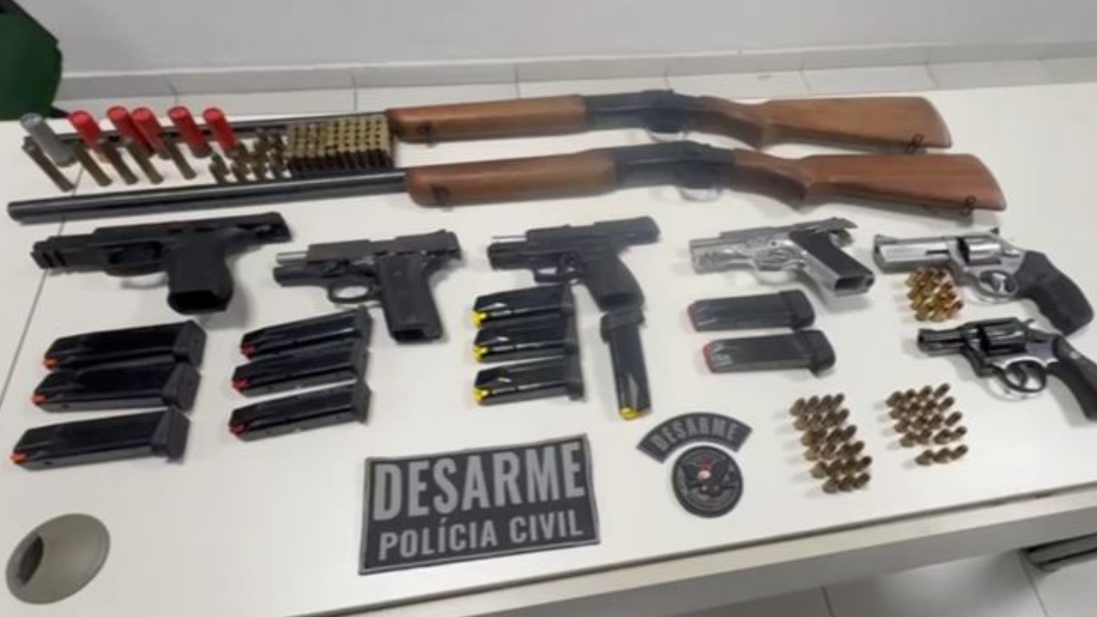 Polícia apreende 8 armas em operação contra CACs com registros cancelados na Grande Fortaleza