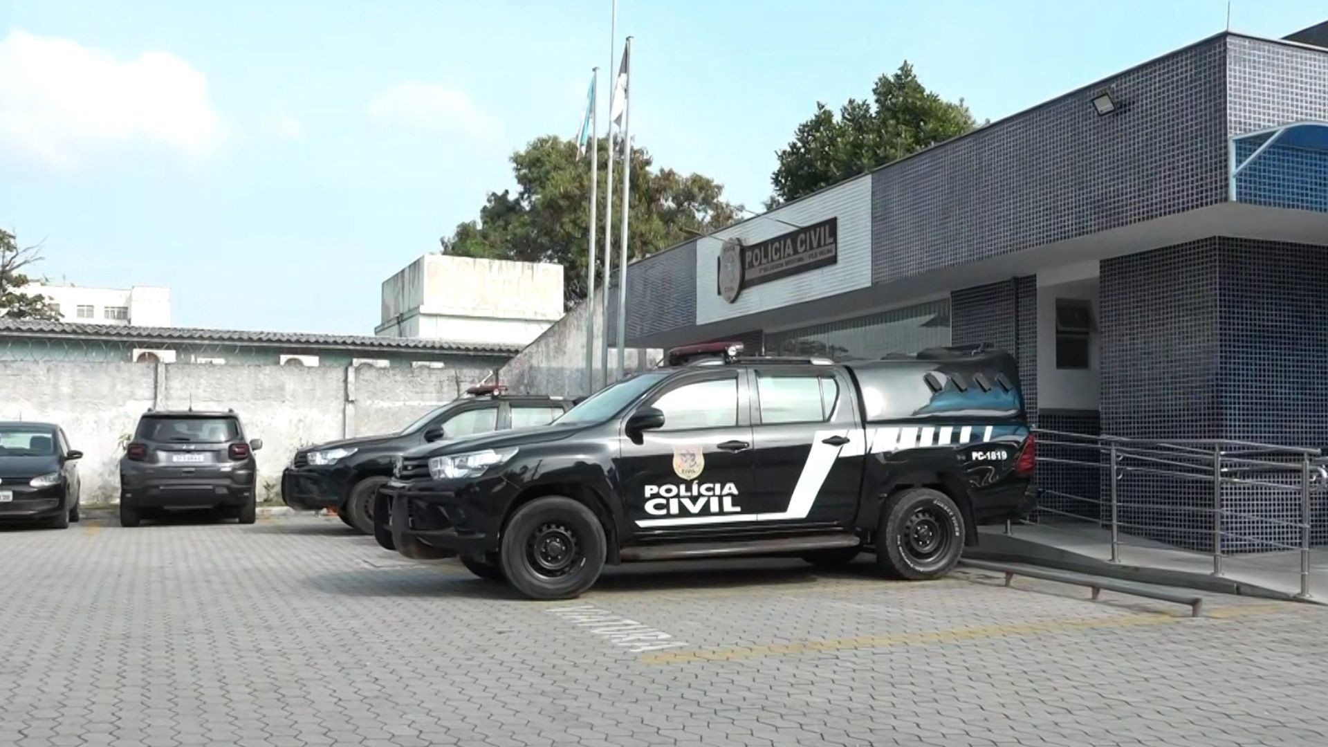 Mulher usa arma de choque para se defender do ex ao ser perseguida na escola do filho em Guarapari