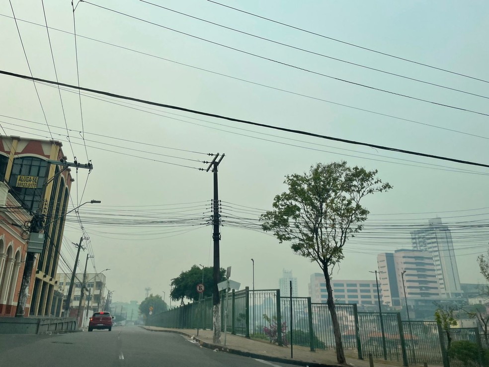 Onda de fumaça que encontre Manaus se torna mais densa. — Foto: Matheus Castro/g1