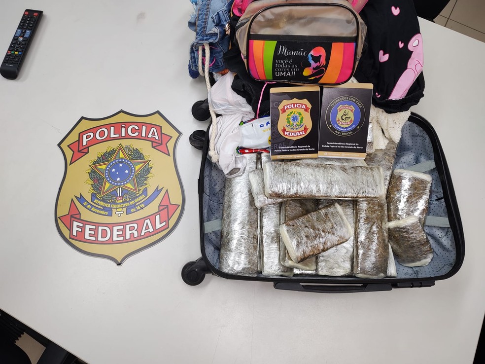 Droga foi encontrada na mala e no sutiã da passageira — Foto: Divulgação