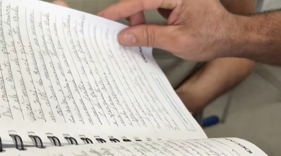 Livro da idosa foi escrito à mão no Sertão da Paraíba — Foto: TV Paraíba
