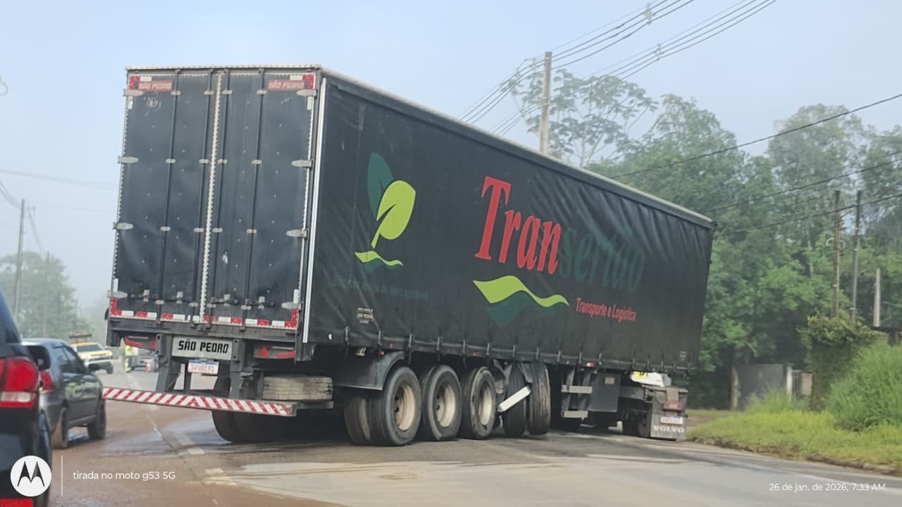 Carreta quebra e interdita rodovia Mogi-Salesópolis por quase três horas