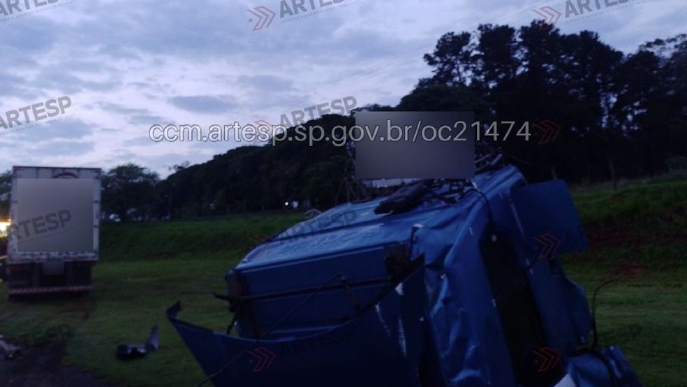 2 de 3
Duas pessoas se envolveram em acidente na SP-270, em Paragua&ccedil;u Paulista (SP): uma teve ferimentos leves e a outra saiu ilesa. &mdash; Foto: Portal CCM &mdash; ARTESP (ccm.artesp.sp.gov.br)