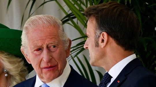 Rei Charles III aparece com olho vermelho em encontro com Macron; VEJA